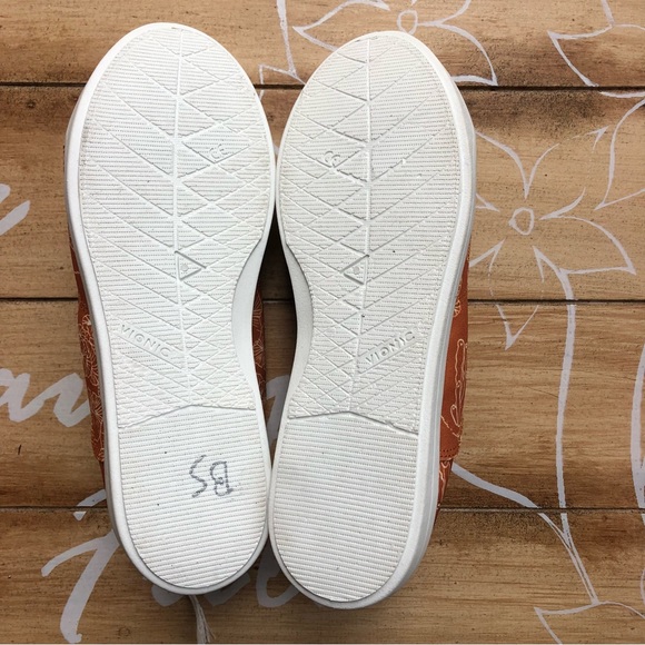Vionic Beach Printed Slip-on Shoes Size 8 Wide - Picture 6 of 9